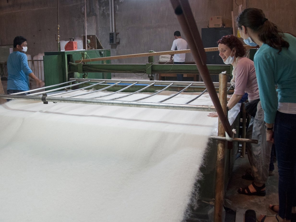 the-fibres-become-a-non-woven-textile